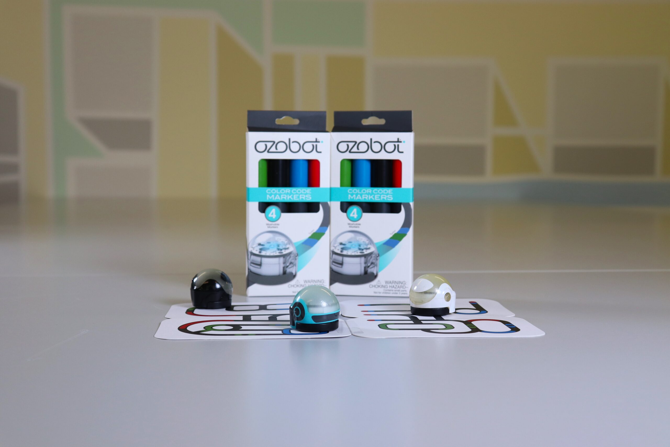 Ozobots mit Farbstiften und Parcour