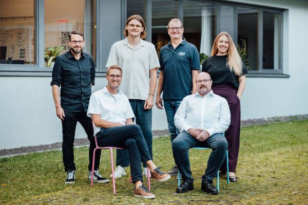 Jennifer Wolpensinger (Vorsitzende) gratuliert dem neuen stellvertretenden Vorsitzenden Sebastian Dietz (BDKJ) zur Wahl